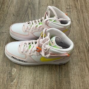 Nike Womens Air Force 1 07 Mid Feel Love S White Pearl Pink Sz 11.5 FD0869-100